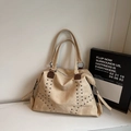 Beigefarbene große Tragetasche mit Nieten für Damen, lässige Pendler-Schultertasche - Beige