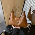Sac bandoulière demi-lune marron en cuir brillant avec boucle dorée femme - Sans Pendentif / Brun Sans Pendentif
