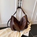 Große dunkelbraune Hobo-Tasche aus strukturiertem Leder mit Vintage-Bronzenieten an der Seite - Kaffeebraun
