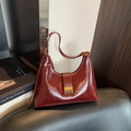 Sac hobo rétro bordeaux en cuir brillant avec boucle dorée et bandoulière fine - Sans Pendentif / Rouge Vin Sans Pendentif
