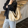 Beige große Hobo-Tasche aus weichem Leder mit Goldnieten am breiten Schultergurt-Design - Aprikose
