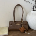 Detailansicht der braunen Vintage PU-Leder Schultertasche mit Metallverschluss und Anhänger - Braun (Mit Anhänger)