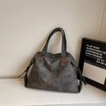 Grand sac cabas gris vintage avec clous argentés et finition en similicuir chic - Noir