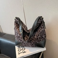 Borsa hobo leopardata retrò con finiture in pelle nera e cuciture bianche a contrasto - Nero