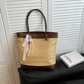 Grande borsa tote in paglia intrecciata a mano con bordo in pelle e nastro di pizzo - Marrone con Ciondolo