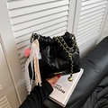 Borsa a secchiello trapuntata nera con catena, nastro in pizzo e ciondolo a cuore - Nero