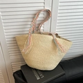 Borsa tote in paglia con manici in corda macramé colorata e lunghe nappe a frangia - Bianco