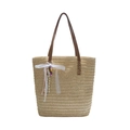 Große Stroh-Tragetasche in Beige mit braunen Ledergriffen und Dekorianhängern - Beige Mit Anhänger