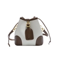 Bolso tipo cubo en contraste de cuero granulado blanco y marrón sobre fondo blanco - Marrón