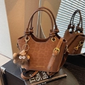 Bruine bucket bag met luipaardprint, geknoopte handvaten en pluche leeuwenhanger - Bruin (Met Pluche Hanger)