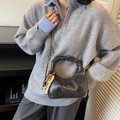 Borsa a mezza luna nera plissettata stile vintage con ciondolo etnico di perle - Nero