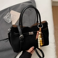 Bolso cubo de ante sintético negro con cierre plateado y detalle de cuentas de madera - Negro con colgante