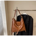 Detail of vintage brown tote bag with lychee texture and stylish magnetic closure - Brown No Pendant