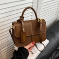 Retro braune Umhängetasche mit Griff oben und goldfarbenen Metallschnallendetails - Braun