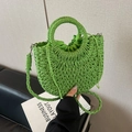 Dettaglio borsa di paglia verde chiaro con manici rotondi e tracolla staccabile - Verde