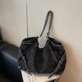Bolso tote de mezclilla negra con costuras blancas y correa de cadena plateada - Negro