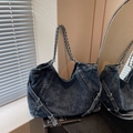 Bolso tote de mezclilla azul oscuro lavado con correa de cadena plateada retro - Azul Vintage