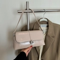 Sac baguette beige brillant chic avec boucle G argentée pour tenues urbaines - Kaki