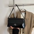 Sac baguette noir brillant avec boucle G argentée et bandoulière réglable - Noir