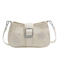 Borsa a spalla beige crema minimalista con rivetti a stella e motivi a croce borchiati - Bianco