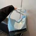Glänzende hellblaue Hobo-Tasche aus Kunstleder mit verstellbarem Riemen und Reißverschluss - Blau Ohne Anhänger