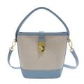 Bolso saco de lona beige con ribete de cuero azul claro y cierre de giro dorado - Azul