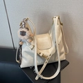 Schicke beige Tragetasche aus Kunstleder mit FASHION & BAGS Logo und Plüschanhänger - Cremeweiß Mit Anhänger
