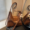 Große braune Tote Bag aus Kunstleder mit Falten-Design und Plüschbär-Anhänger - Braun mit Anhänger