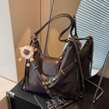 Dunkelbraune Retro-Hobo-Tasche mit Schaf-Anhänger und Zierriemen in Spiegelansicht - Kaffee mit Anhänger