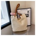 Dettaglio della borsa tote intrecciata a mano con manici in pelle e rete di cotone - Bianco Sporco