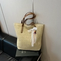 Große beige geflochtene Strohtasche mit braunen Kunstlederriemen und Spitzenakzent - Beige mit Anhänger