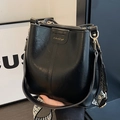 Schwarze Beuteltasche aus Kunstleder mit dekorativem geometrischem Breitgurt und Goldlogo - Schwarz
