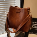 Braune Vintage-Eimertasche aus Leder mit buntem, geometrisch gewebtem Schultergurt - Braun