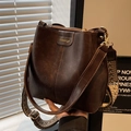 Vintage dunkelbraune Beuteltasche aus Leder mit breitem Webriemen und Schultergurt-Design - Braun