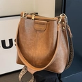 Vintage braune Leder-Eimertasche mit breitem Ethno-Gurt und goldenem Schriftzug - Khaki