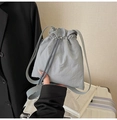 Bolso tipo cubo minimalista de nailon gris con cordón y textura plisada - Gris