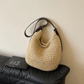 Handgewebte Stroh-Hobo-Tasche mit dunkelbraunem Lederriemen und verstellbarer Schnalle - Gebrochenes Weiß