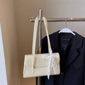 Sac à bandoulière crème en cuir verni brillant avec décoration de nœud en dentelle - Jaune sans pendentif