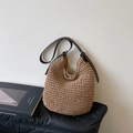 Handgewebte Stroh-Schultertasche mit dunkelbraunem Lederriemen und Silberschnalle - Khaki