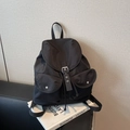 Sac à dos noir minimaliste en nylon avec boucles à rabat et deux poches à l'avant - Noir