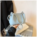 Sac seau bleu clair tendance avec texture cuir grainé et finitions métalliques argentées - Bleu