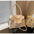 Vista dettagliata della borsa tote in pelle martellata bianco crema con dettagli in metallo - Bianco Sporco