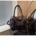 Dettaglio borsa tote marrone in pelle martellata con cerniere funzionali e nappine - Marrone