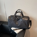 Borsa da viaggio nera minimalista con finiture in pelle e tracolla regolabile - Nero