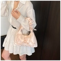 Sac à main en satin rose avec des nœuds décoratifs et des finitions à bords plissés - Rose