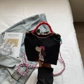Mini borsa in tessuto nero con ricamo di cane e manici in corda di nylon intrecciata rossa - Nero