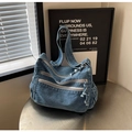 Dettaglio della borsa tote in denim lavato retrò con tre cerniere a strati funzionali - Azzurro