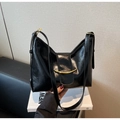 Borsa a tracolla vintage nera con texture in pelle lucida e dettagli metallici oro - Nero