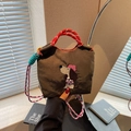 Borsa a mano marrone scuro con ricamo bassotto e manici intrecciati colorati - Grigio