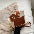 Bolso bandolera bicolor crema y marrón con asa de seda y colgante de flor elegante - Naranja